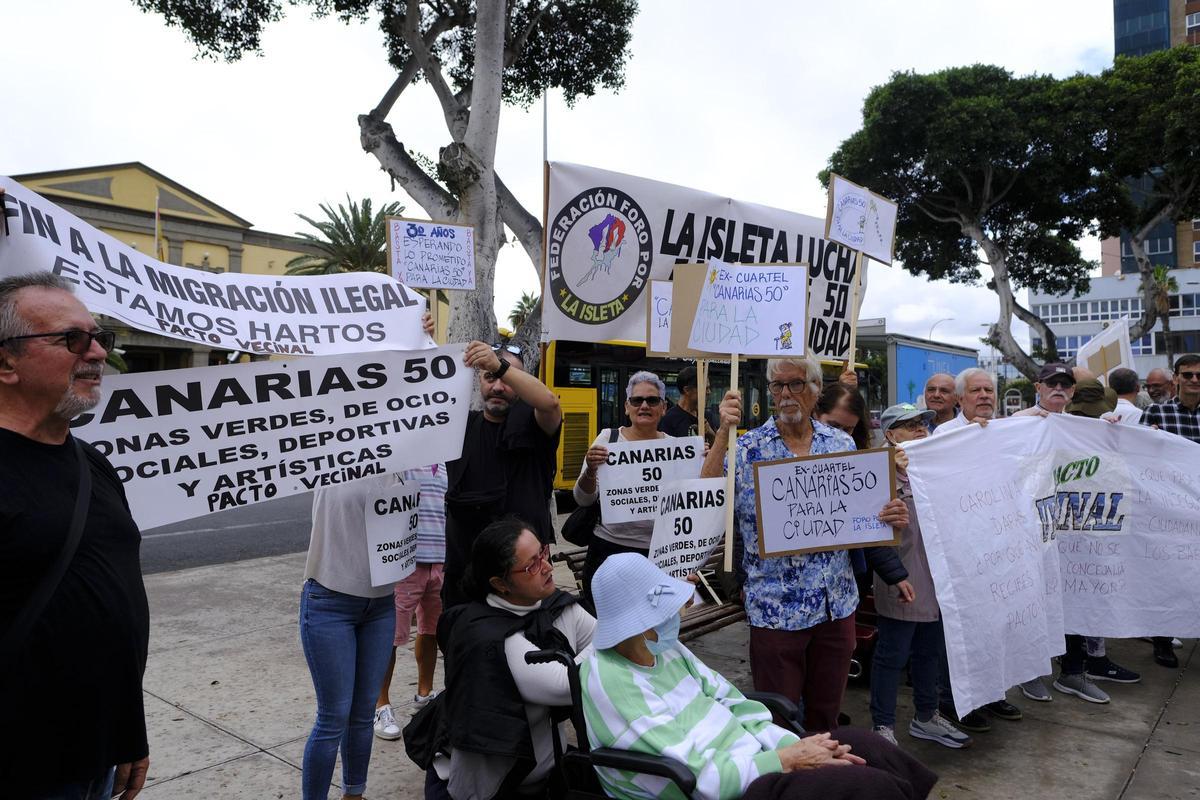 Un grupo de vecinos en la manifestación para recuperar el Canarias 50 como centro de ocio.