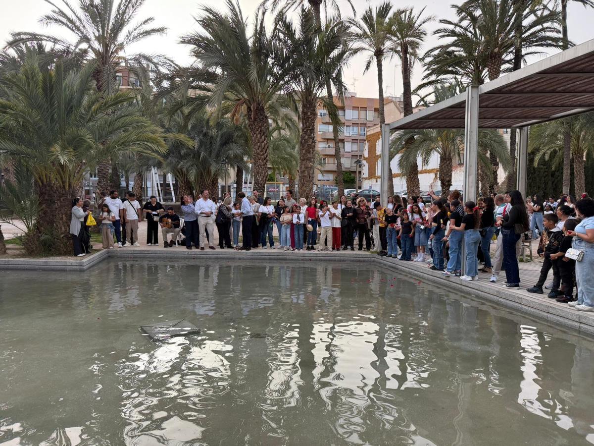 Ritual en el estanque del Centro de Congresos este viernes para celebrar el día del pueblo gitano en Elche.