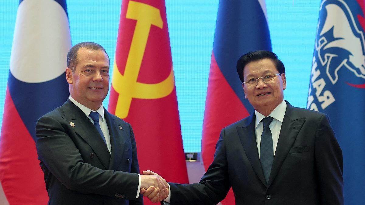 Dmitry Medvedev (izquierda), con el presidente de Laos, Thongloun Sisoulith.