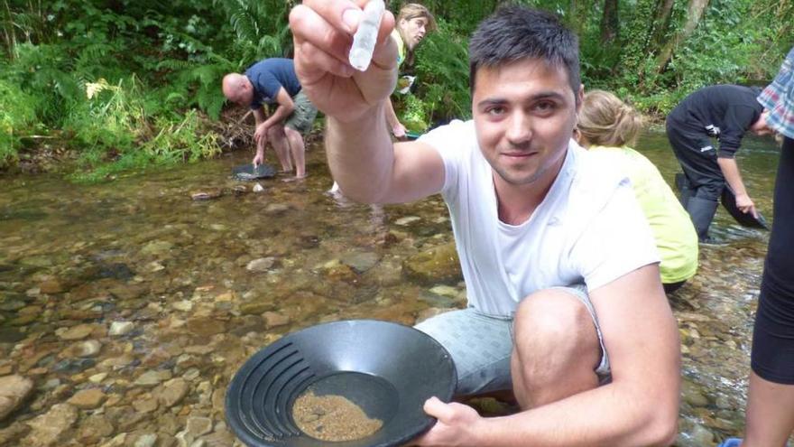 Día dorado buscando oro en Navelgas - La Nueva España