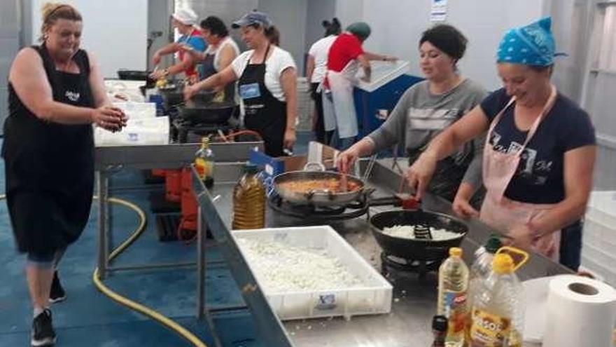 Las mariscadoras preparan el producto para la fiesta, ayer. // FdV