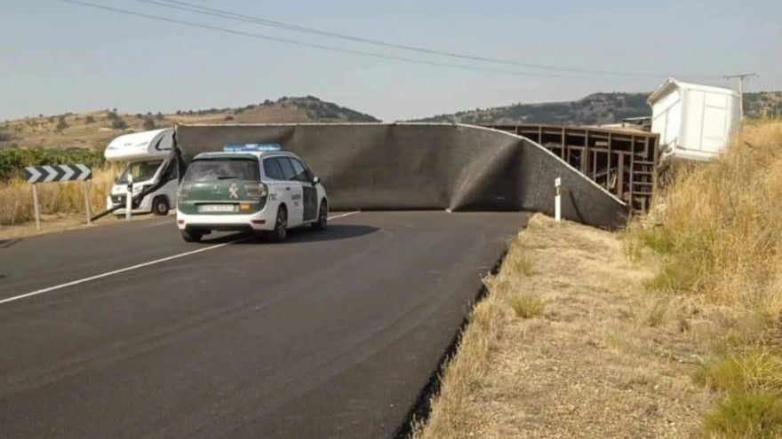 Una orquesta que iba a actuar este domingo en Aliste sufre un grave accidente de tráfico en la N-122
