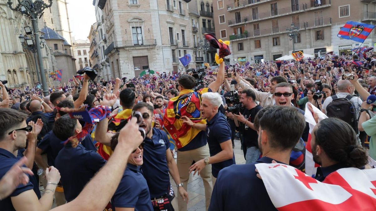 Los jugadores del Levante UD a la entrada de la Basílica