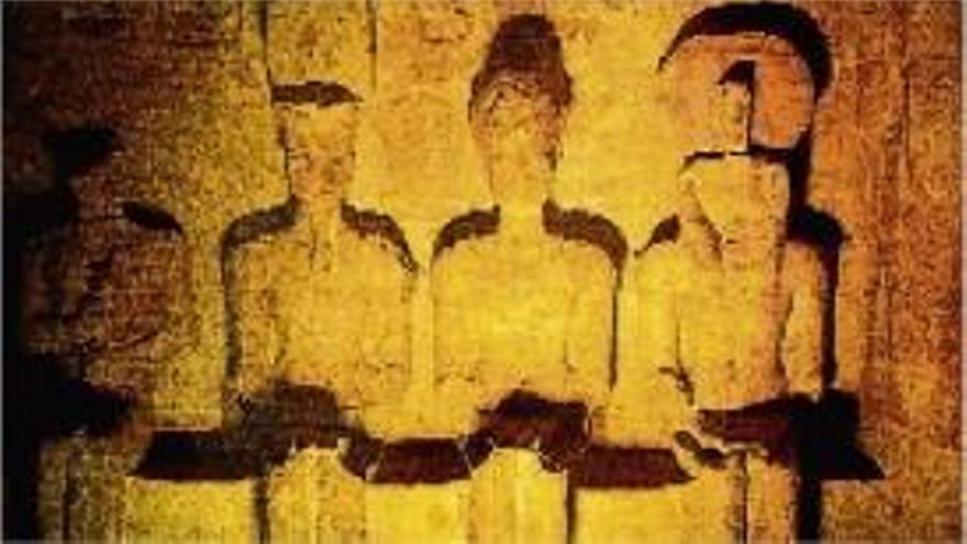 El sol il·lumina Ramsès, entre Ra i Amon, i deixa Ptah a l'ombra