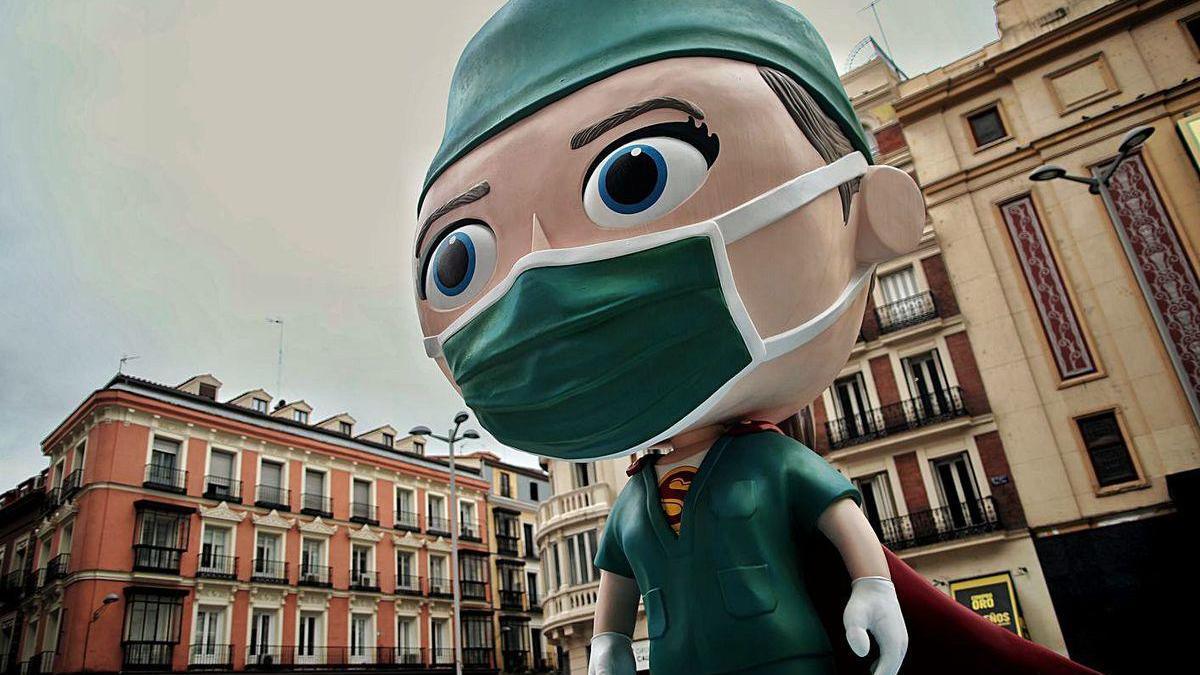 &quot;Supersanitaria&quot;, una escultura de 6 metros de altura, presidirá durante 10 días la plaza de Callao, en Madrid, y luego itinerará por España en un homenaje a los profesionales de la salud por su lucha contra el coronavirus.