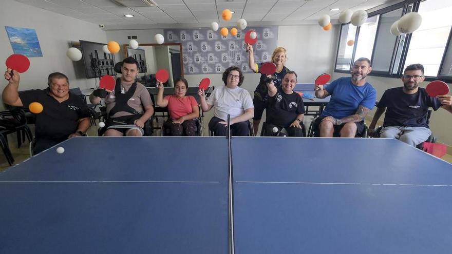 El tenis de mesa adaptado que cambia vidas en Canarias: «Pasé de sentirme un hombre de hierro a no poder cepillarme los dientes»