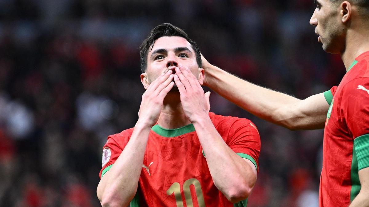 Brahim, felicitado por Achraf, tras marcar el gol del triunfo de Marruecos ante Tanzania en los octavos de la Copa África.