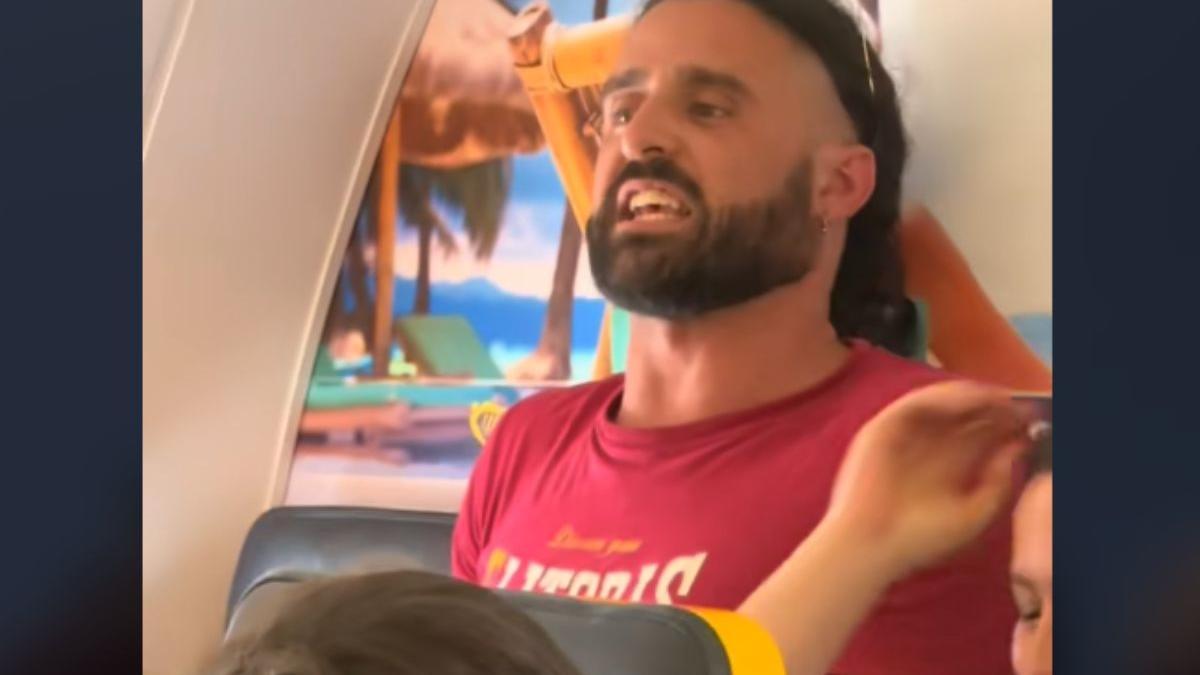 Murcianos de despedida de soltero 'secuestran' un vuelo a Mallorca y convierte el avión en un bingo