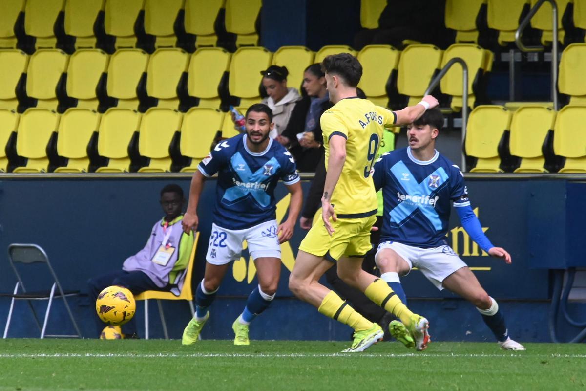 Álex Forés volvió a marcar y le dio tres puntos de oro al filial amarillo, que sale del descenso.