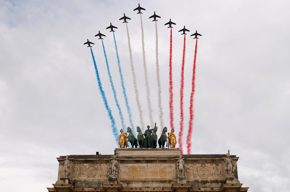 Jets Alpha de las Fuerzas Aéreas francesas sobrevuelan el Arco del Triunfo, cerca del Museo del Louvre, durante la celebración del Día de la Bastilla en París. Foto: Reuters