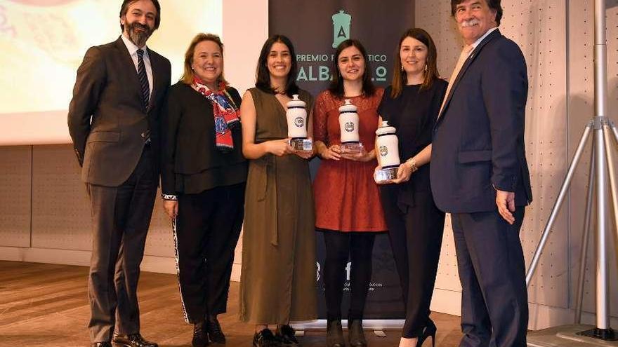 Ana Ramil (no centro, de vermello), xunto ás outras premiadas, o presidente do COFC, Héctor Castro (esquerda) e Javier Urra (dereita).