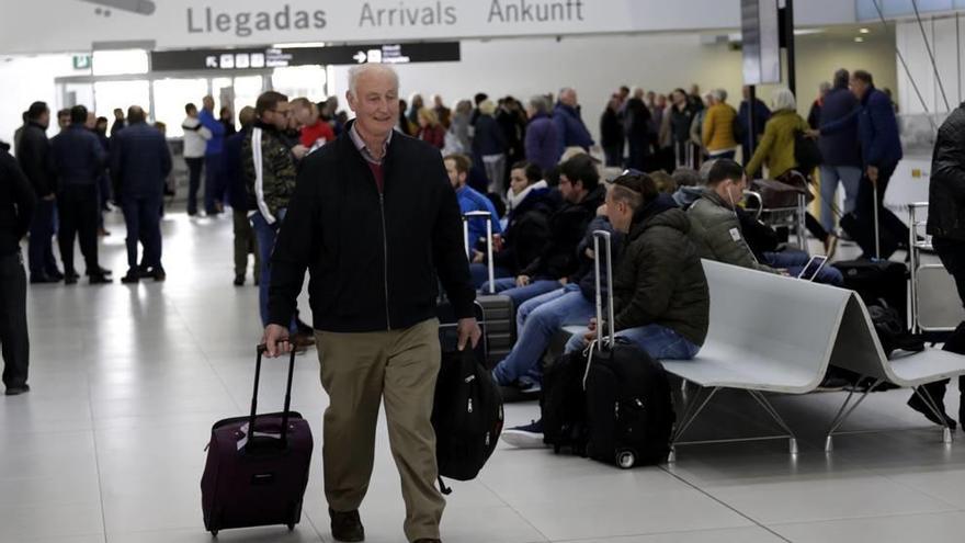 Viajeros en el aeropuerto de Corvera el pasado fin de semana.