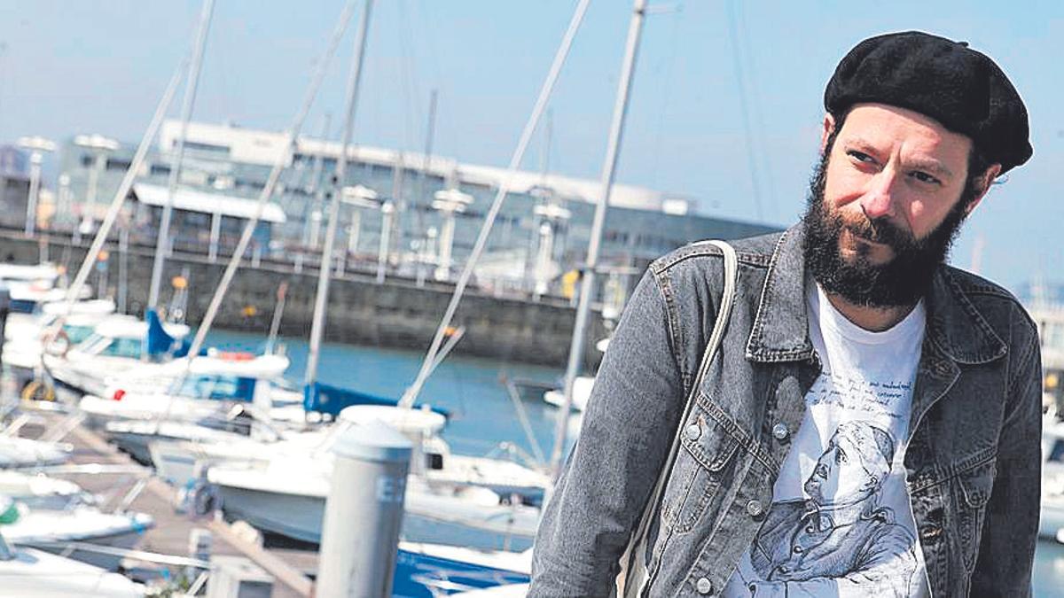 El escritor Manuel Astur, autor del poemario ‘El fruto siempre verde’.