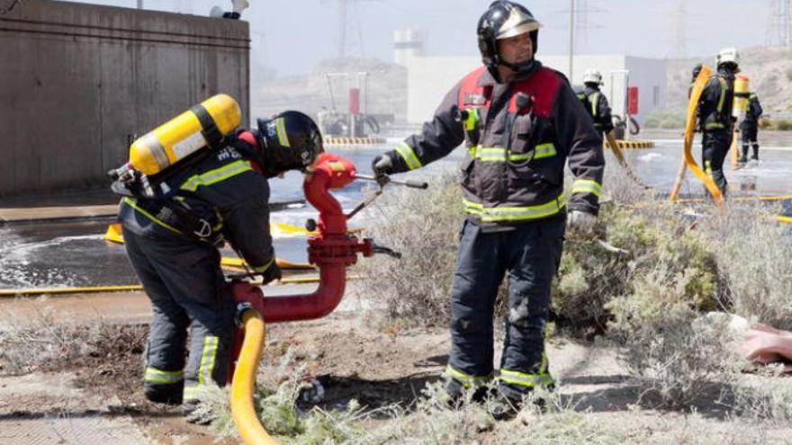 Los bomberos trabajan en la extinción de las llamas de una vivienda en San Miguel de Abona.