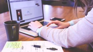 Europa ultima una directiva que permet una bretxa salarial del 5%