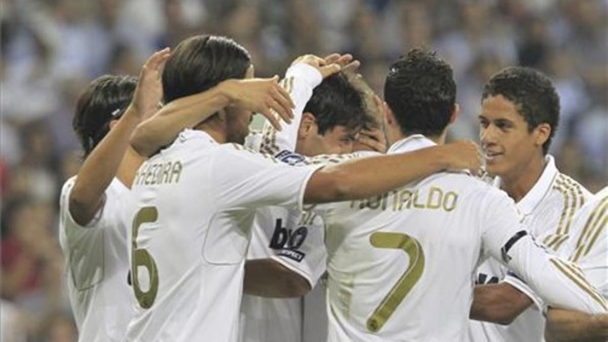 Los jugadores del Madrid se abrazan tras uno de los goles contra el Ajax.