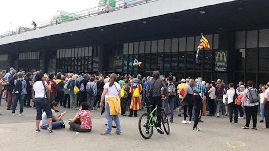 Los independentistas siguen la protesta fuera de la estación.