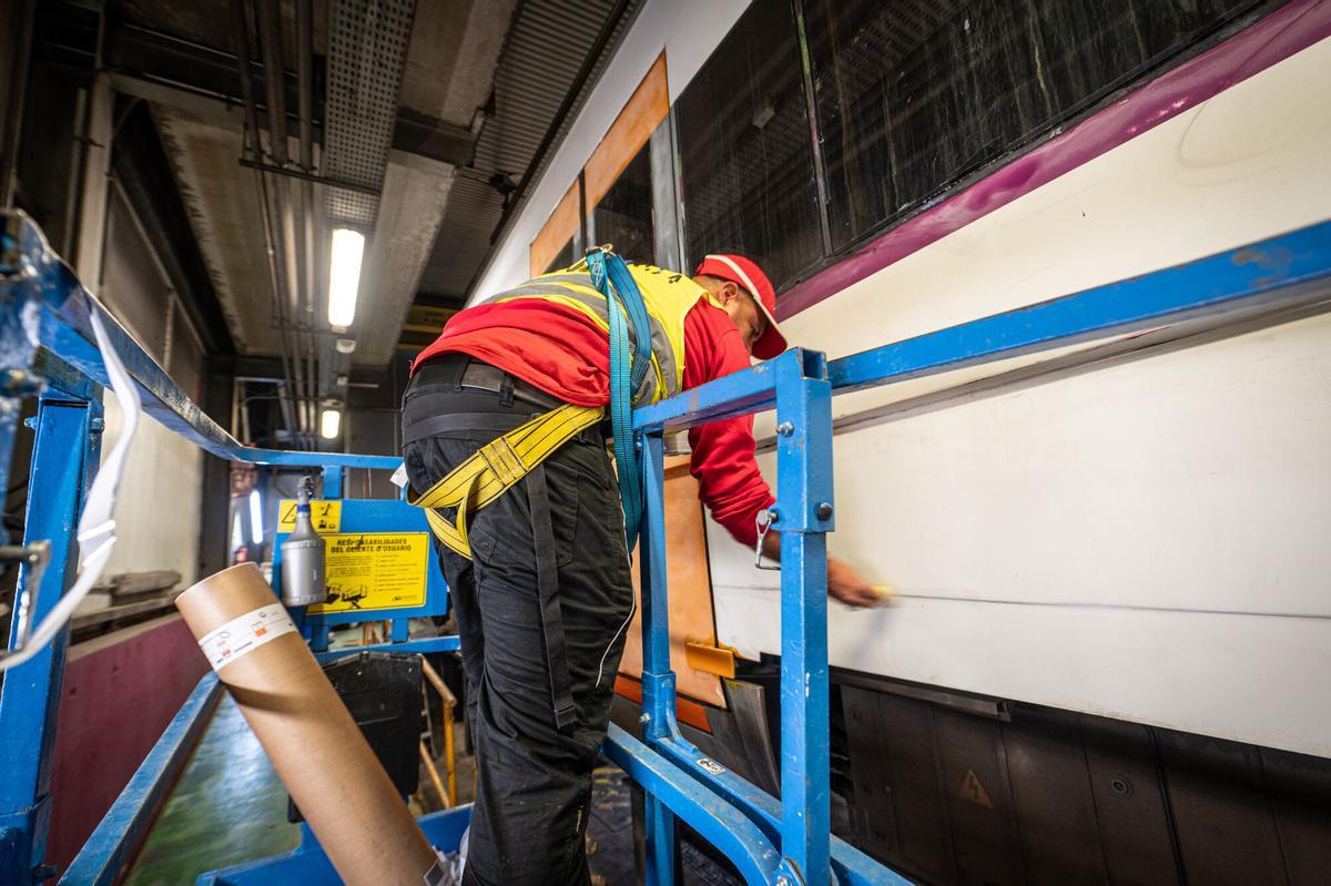 Proceso de limpieza de grafitis e instalación de vinilos en trenes de Rodalies.