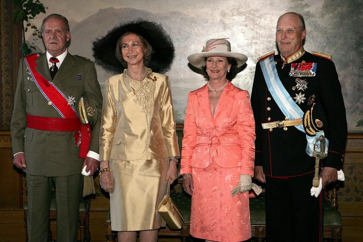OS18. Oslo (Noruega), 06/06/06.- Los Reyes Juan Carlos y Sofía, junto a los monarcas noruegos, Harald y Sonia, en el interior del Palacio Real de Oslo, al inicio de su segunda visita de Estado a este país, donde permanecerán tres días, y en el transcurso de la cual se trasladarán también a la ciudad costera de Bergen. EFE/Sergio Barrenechea