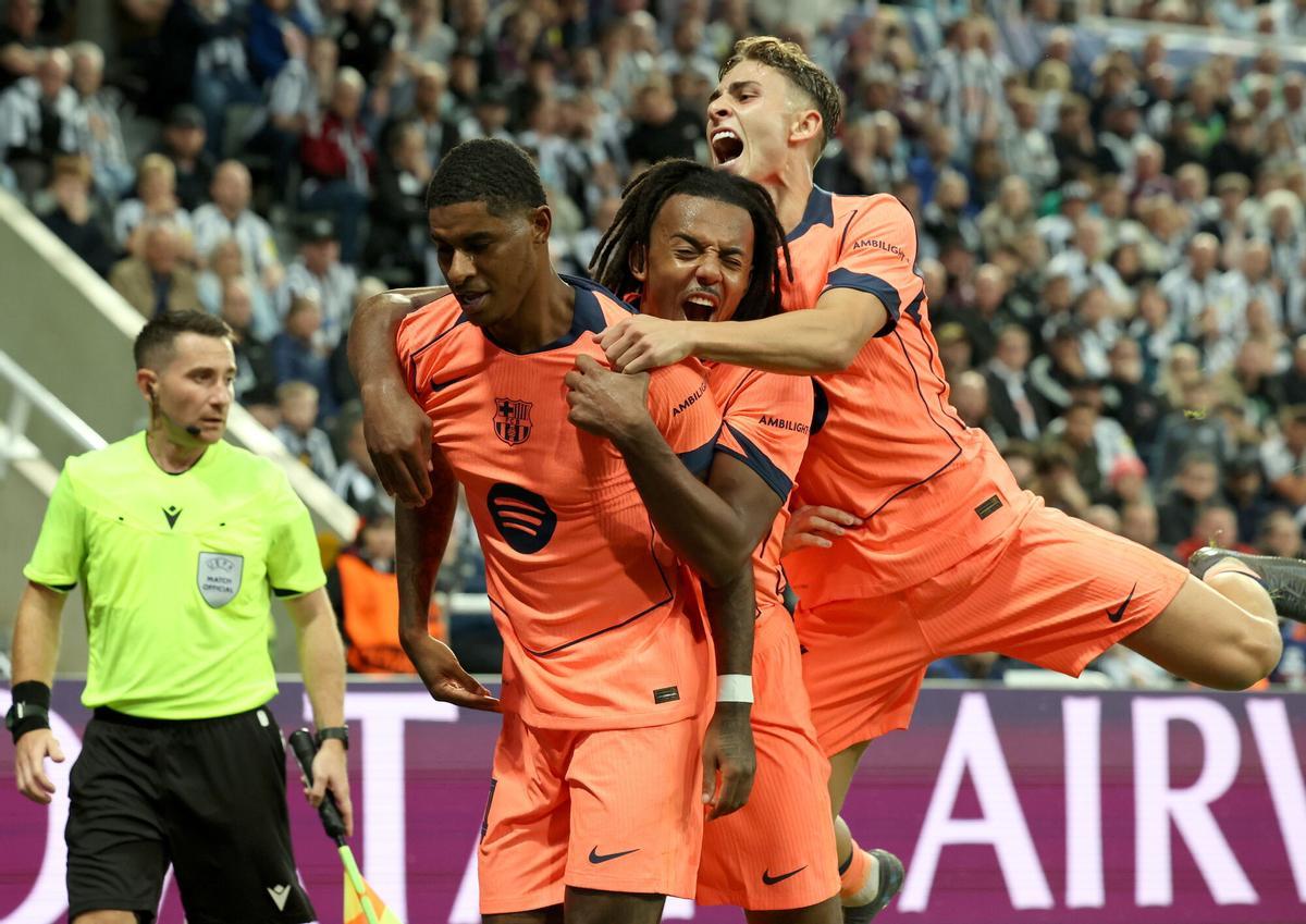 Marcus Rashford celebra el gol mientras la felicitan Jules Koundé y Fermín López tras marcar el segundo gol.