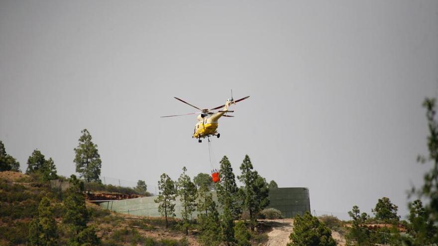 Los helicópteros siguen con las labores para extinguir el fuego en Arico.