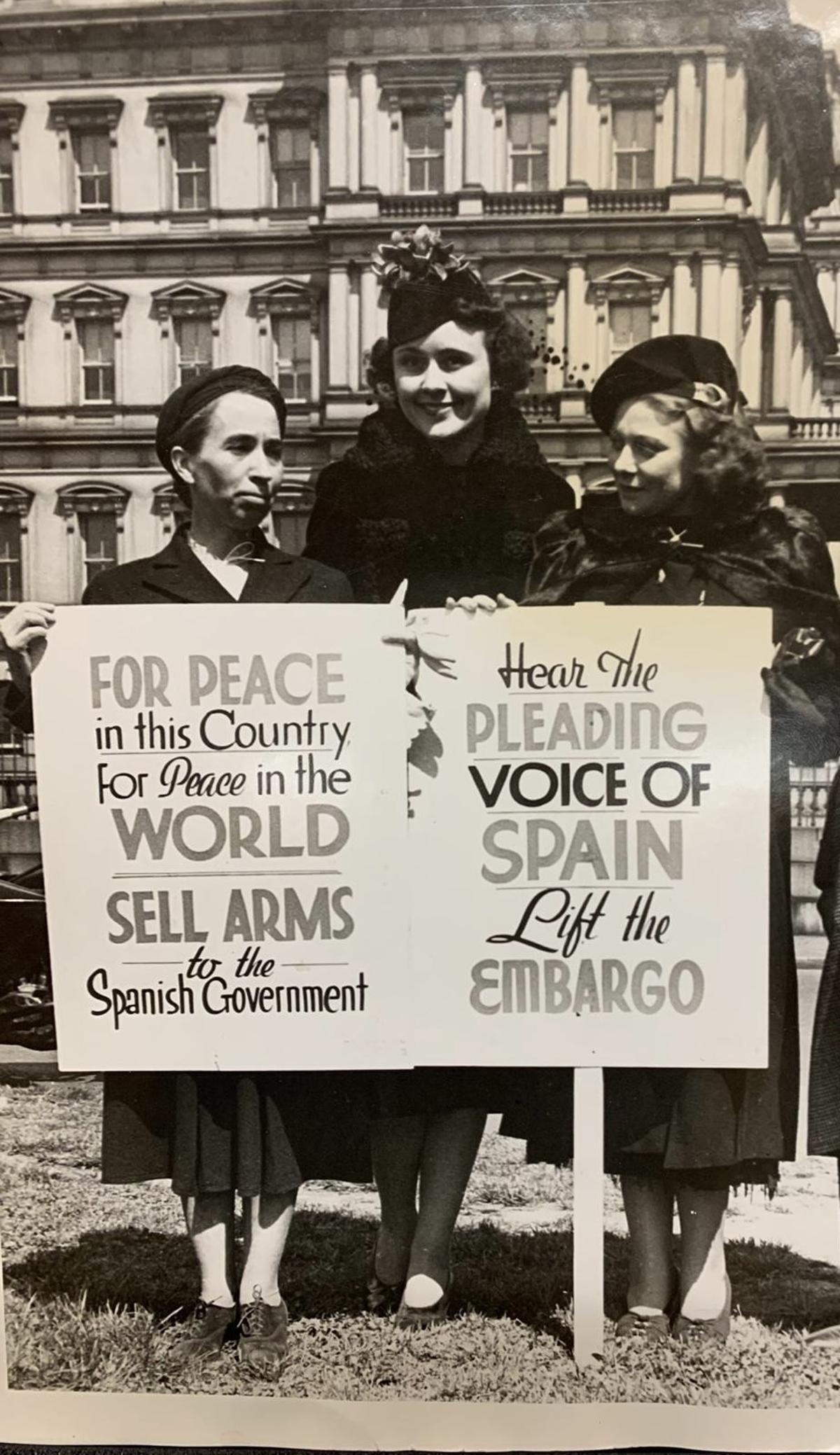 Ernestina González (izda.) en una manifestación en Washington en 1937.