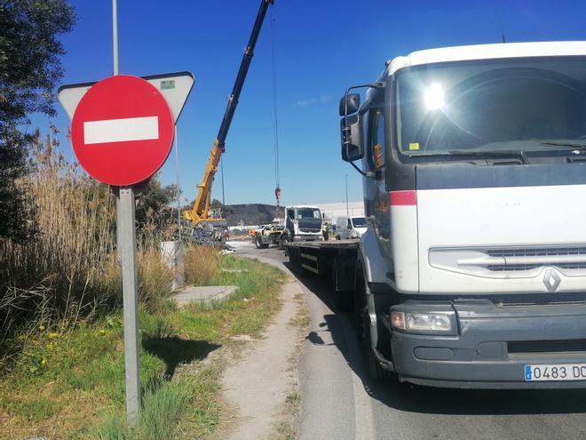 Galería de imágenes del accidente de un camión pesado volcado en la rotonda de los podencos de Ibiza