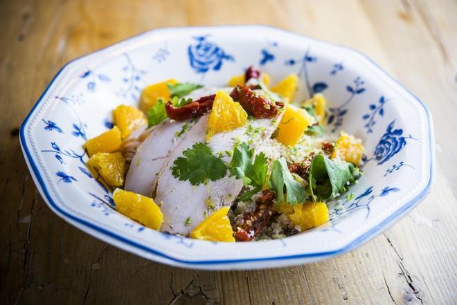 Ensalada de quinoa, espinacas, pollo asado, tomate, naranja, cilantro y vinagreta de lima (Bendita Locura)