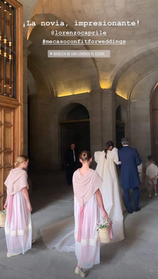 Vestido de novia con chaqueta de mangas abullonadas y cola de Lorenzo Caprile