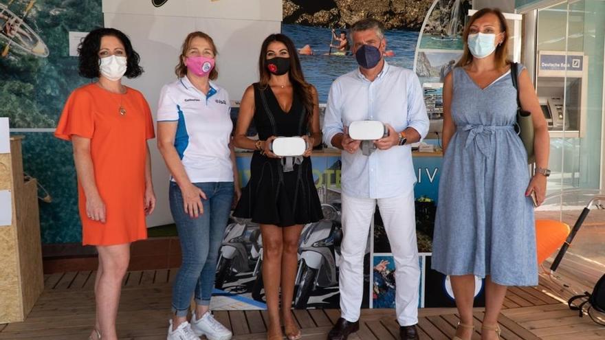 La delegada territorial de Turismo de la Junta en Málaga, Nuria Rodríguez, ha visitado este miércoles en la localidad malagueña de Nerja una empresa dedicada a ofrecer experiencias de buceo