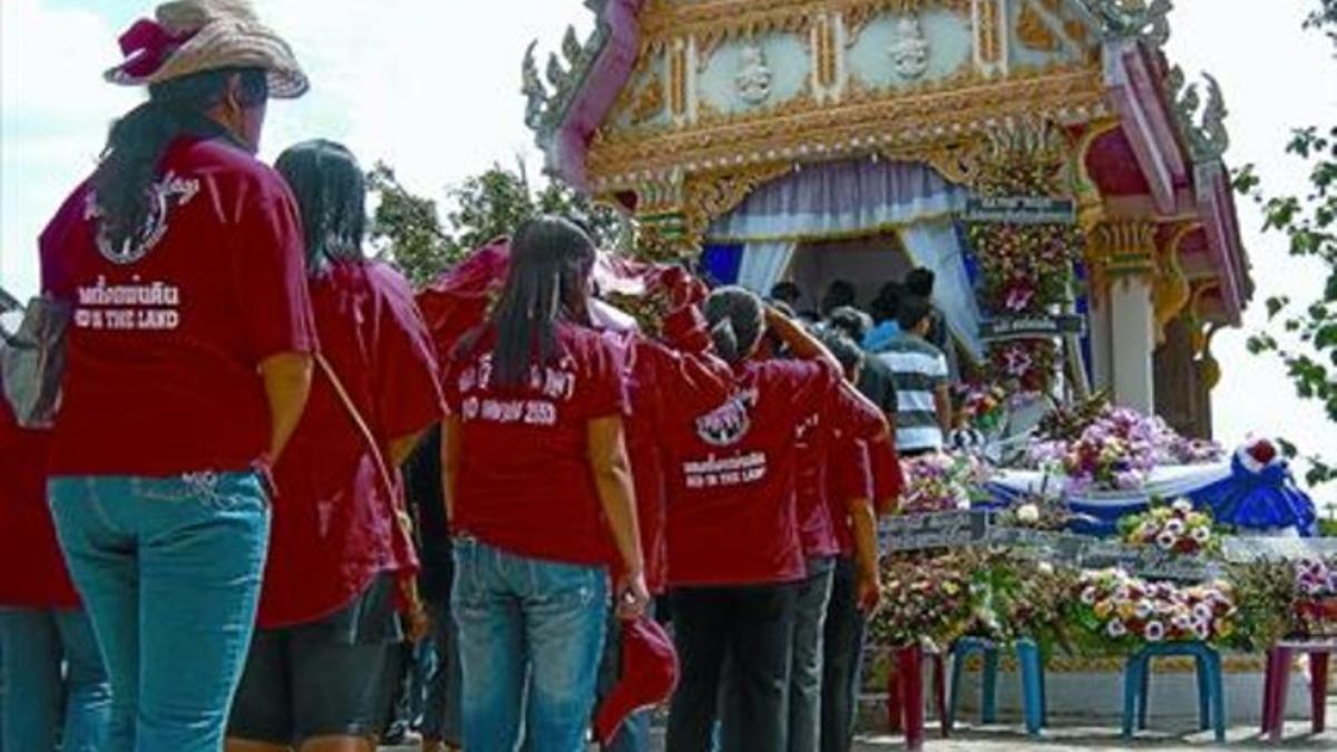 Despedida 8 Cola de asistentes al funeral de Attachai Chumchan, el pasado fin de semana, muerto durante los disturbios de Bangkok.