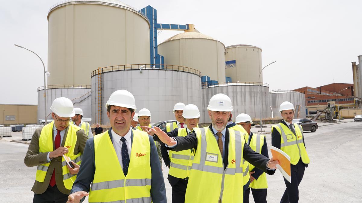 Los consejeros de Medio Ambiente y Agricultura, ayer en las instalaciones de ACOR.