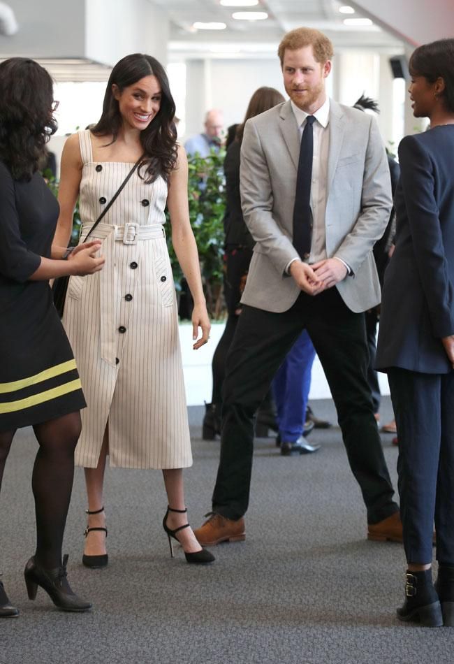 Meghan sin blazer dejó ver al completo su vestido