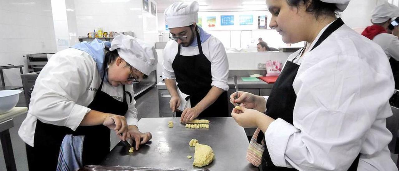 Aroa García, Vanessa Lavín y Astor Corral preparan los ñoquis.