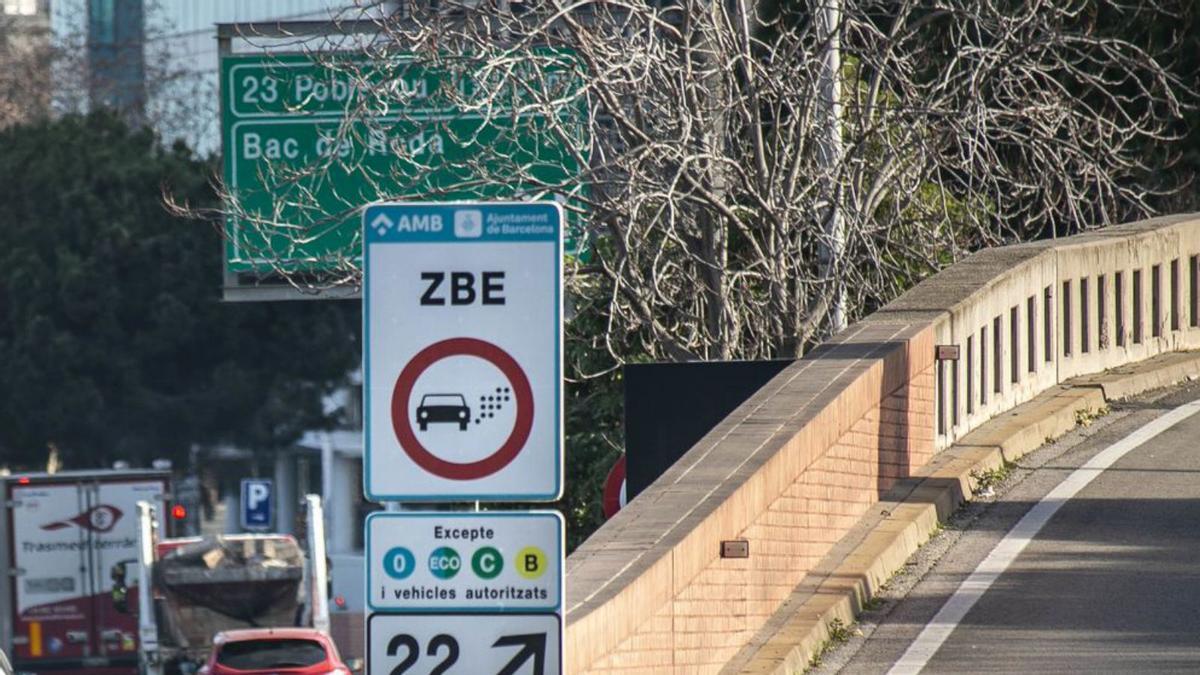 Señal de la zona de bajas emisiones de Barcelona, en una de las salidas de la Ronda Litoral