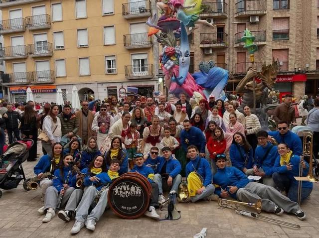 Foto de la comisión fallera Pes de la Fulla de Carcaixent, en un acto de las pasadas fallas.