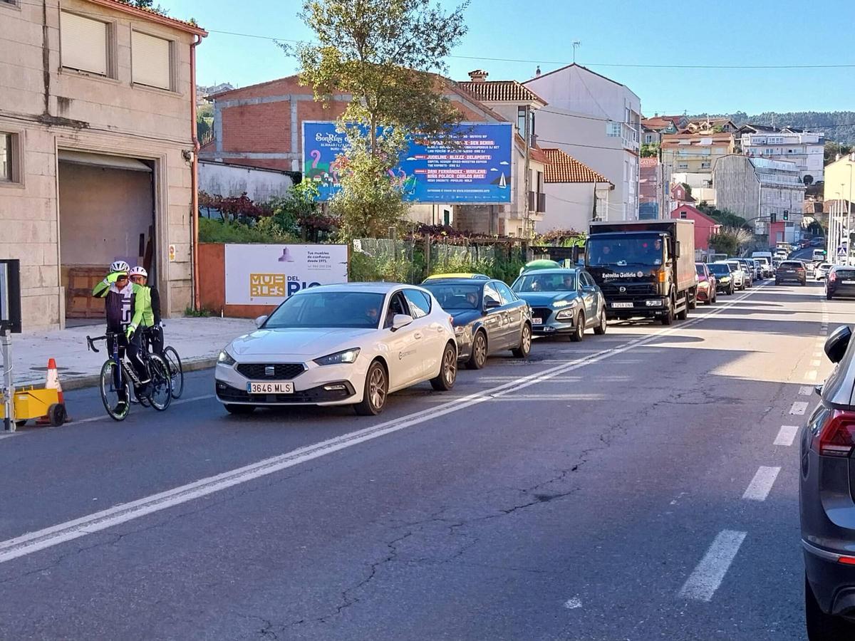 Una cola de coches ante uno de los semáforos de la PO-551 en Bueu, en dirección hacia Marín.