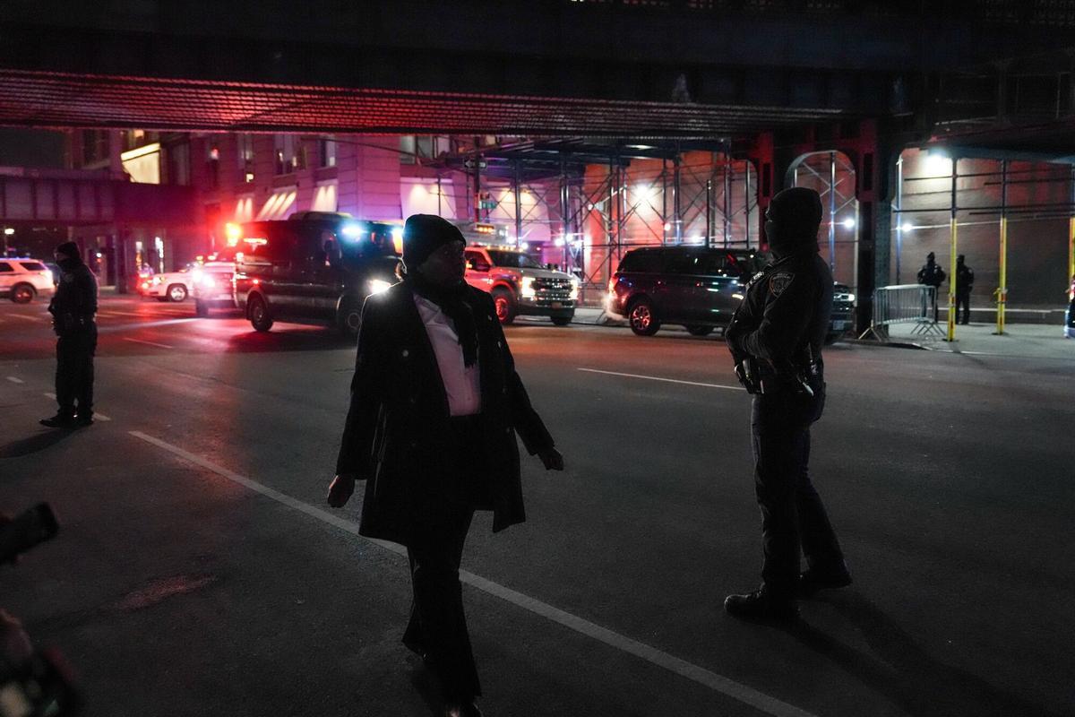 Un convoy que presuntamente transporta al expresidente venezolano Nicolás Maduro llega a las oficinas de la Administración para el Control de Drogas (DEA) en Nueva York, Estados Unidos, el sábado 3 de enero de 2026.  Maduro ha sido acusado en Estados Unidos tras ser capturado y trasladado fuera de Venezuela, después de una serie de ataques aéreos que marcan una escalada extraordinaria en la campaña de meses de la administración de Donald Trump contra el país.