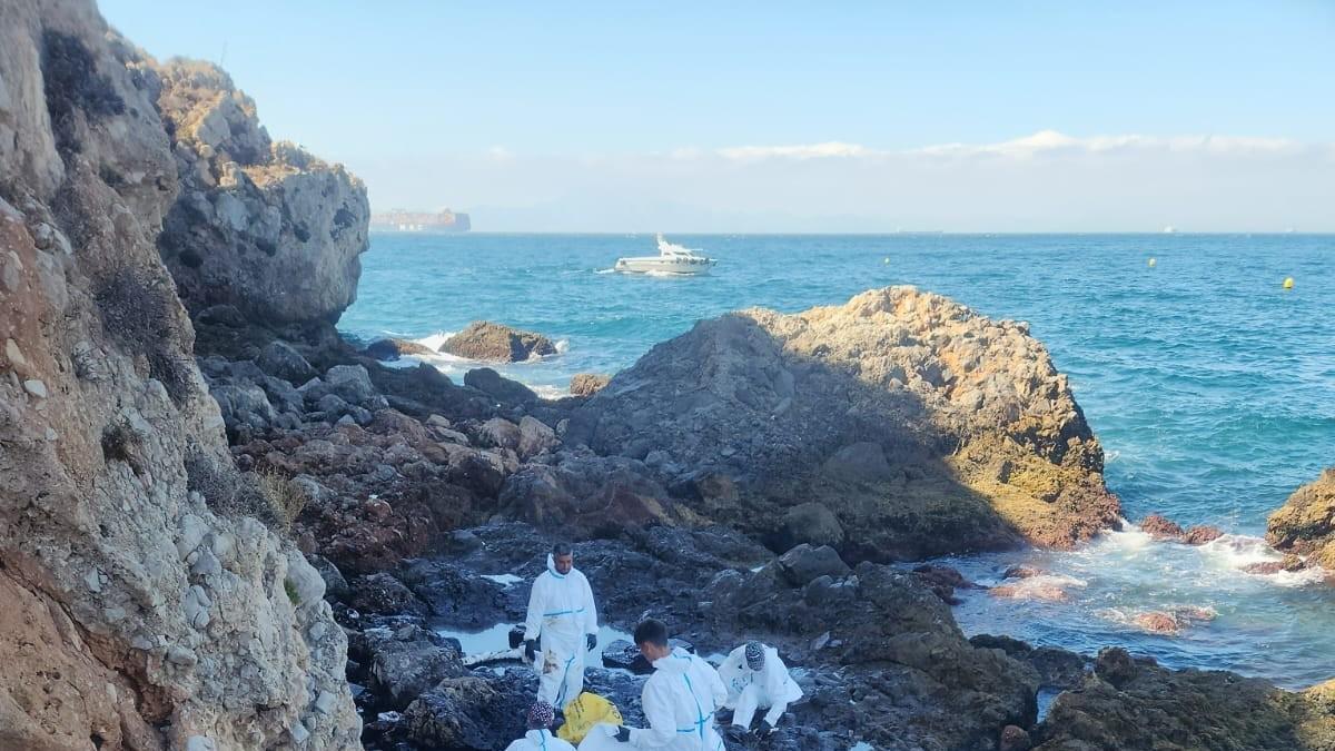 Personal de Gibraltar trabajando en la limpieza de la orilla durante la marea baja tras el vertido de fuel por un accidente de 'bunkering' en sus aguas.