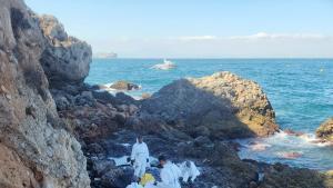 Personal de Gibraltar trabajando en la limpieza de la orilla durante la marea baja tras el vertido de fuel por un accidente de bunkering en sus aguas
