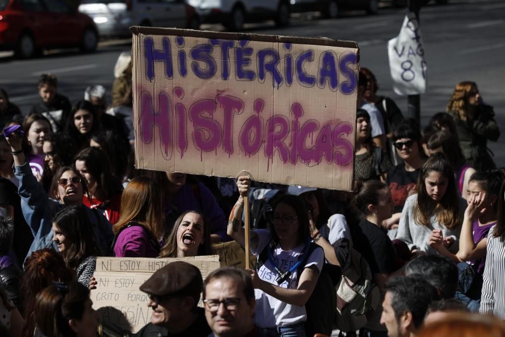 Centenares de estudiantes se manifiestan frente al Rectorado.