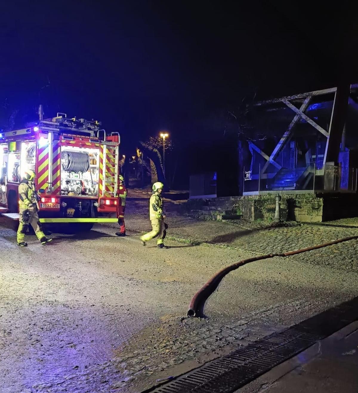 Varios efectivos de Bomberos trabajan la pasada noche en el incendio de la Alameda