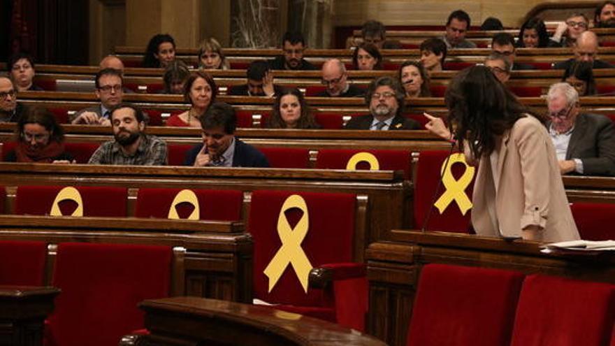 Inés Arrimadas dirigint-se a Marta Madrenas, després de la seva intervenció.