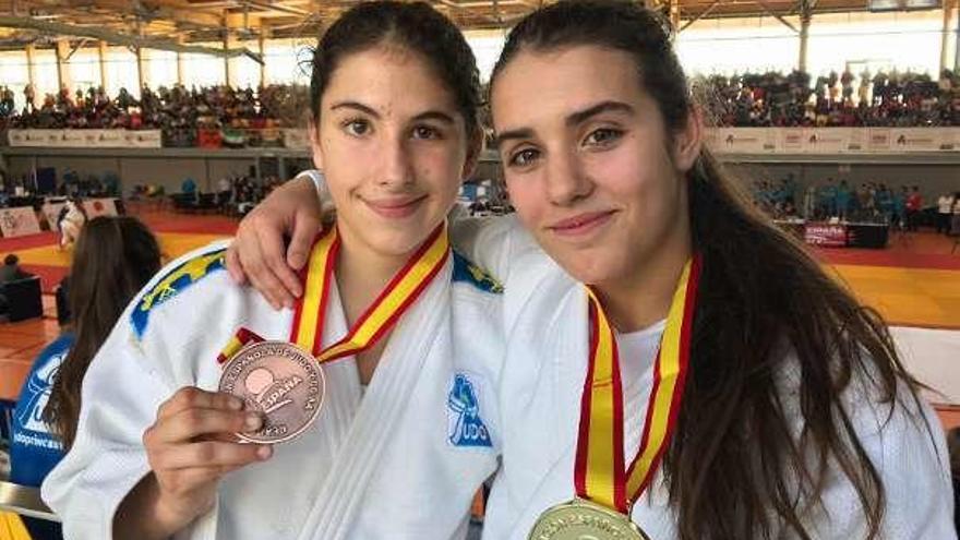 Elisa Fernández, con el bronce, junto a Ariane Toro, con el oro.