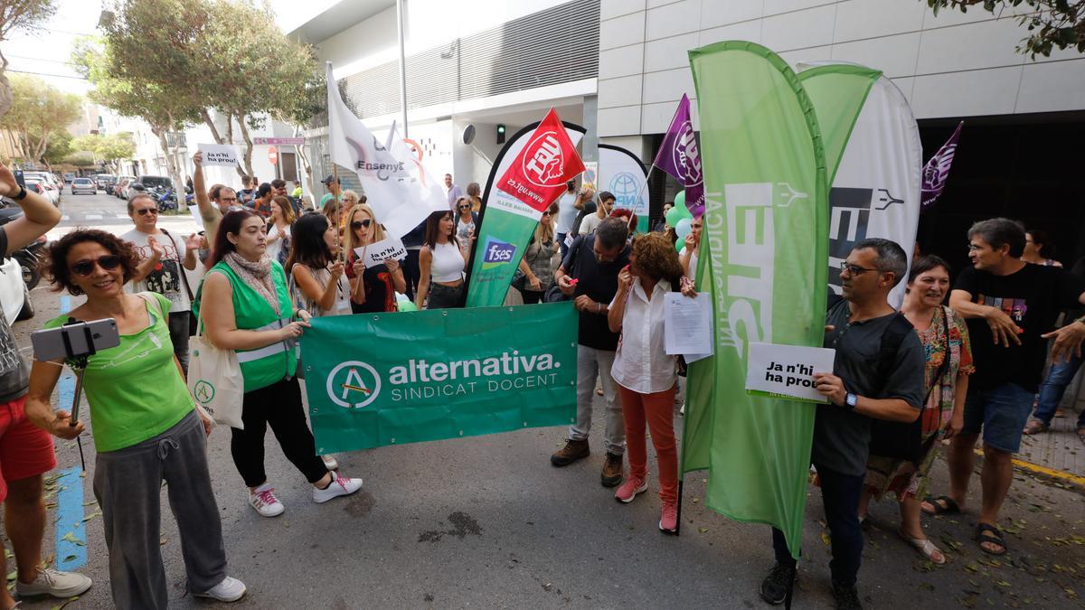 Protesta de profesores, la pasada semana, ante la delegación de Educación de Ibiza.