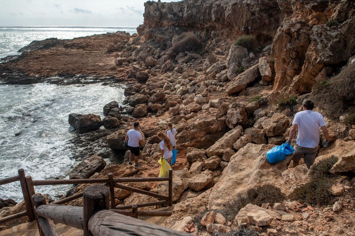 Recogiendo residuos en la costa