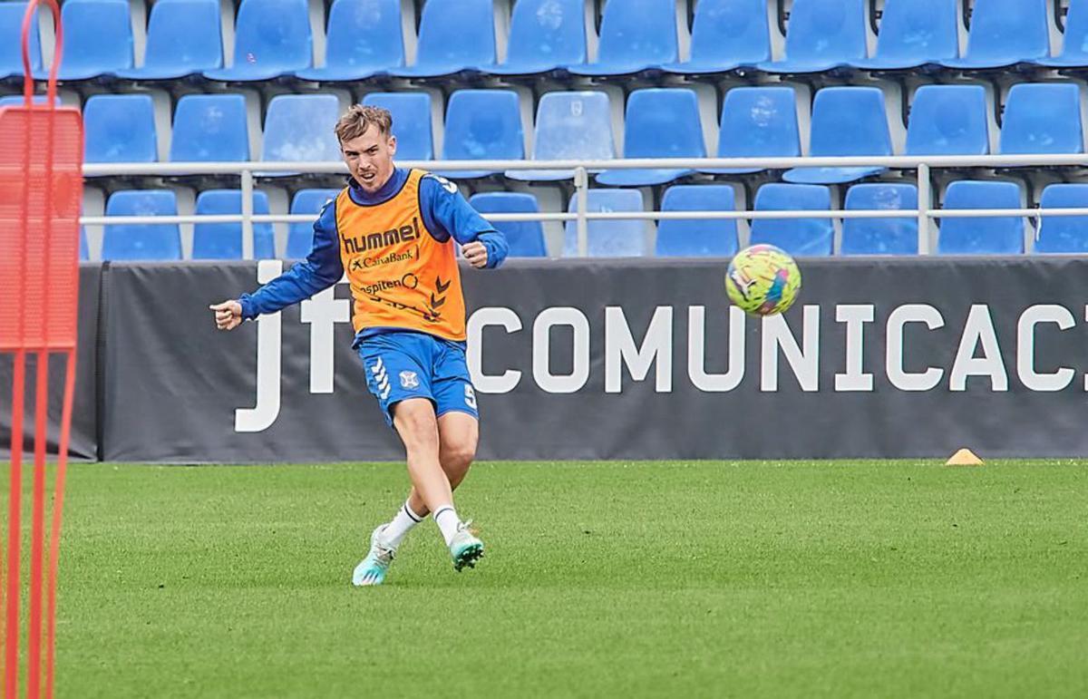 Sergio González, sobre la hierba del Heliodoro. | | CD TENERIFE