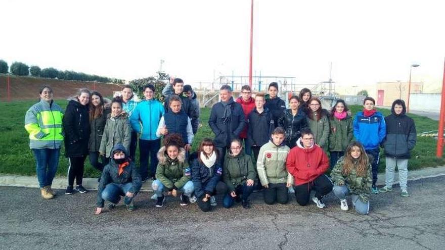 Alumnos posan junto a su profesor en la estación depuradora.