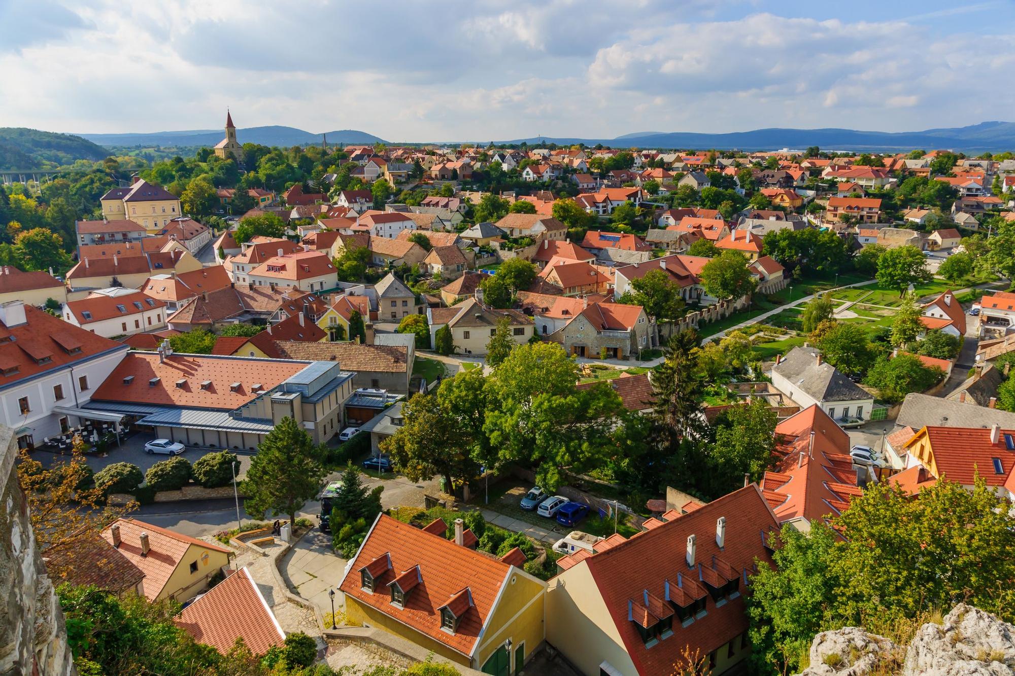 El  bello pueblo de Veszprem inundado de naturaleza