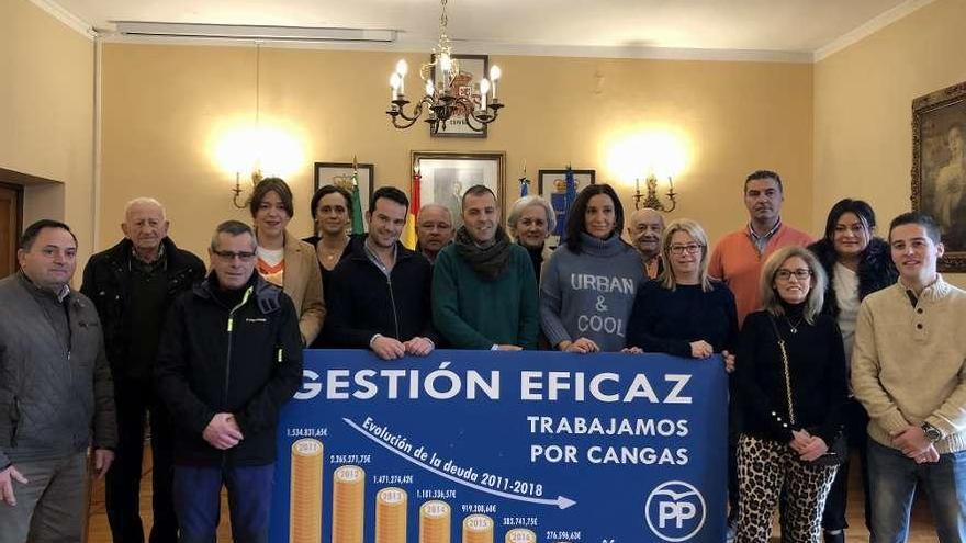 Los integrantes de la junta local del PP de Cangas de Onís, ayer, en el Ayuntamiento.